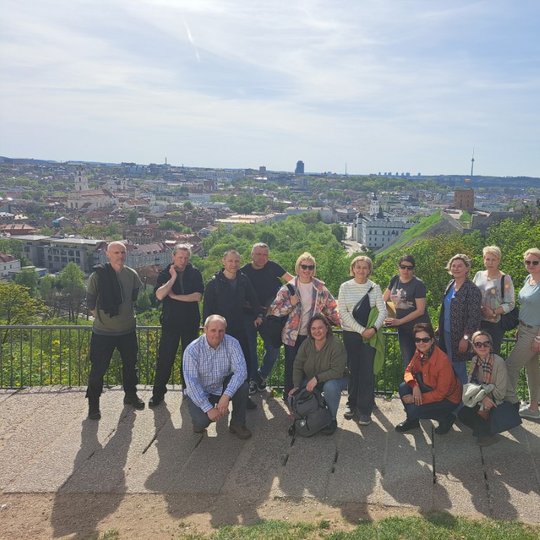 Ekskursantai ant Trijų kryžių kalno, apžvalgos aikštelėje.