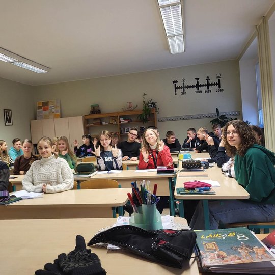 Dar viena aštuntokų klasė klausosi pamokos apie marą.