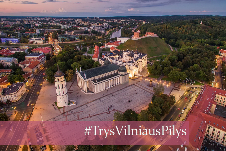 Vilniaus pilių teritorija iš paukščio skrydžio. Panoraminėje nuotraukoje Vilniaus katedros vaizdas, Valdovų rūmai, o tolumoje Trijų Kryžių paminklas. 