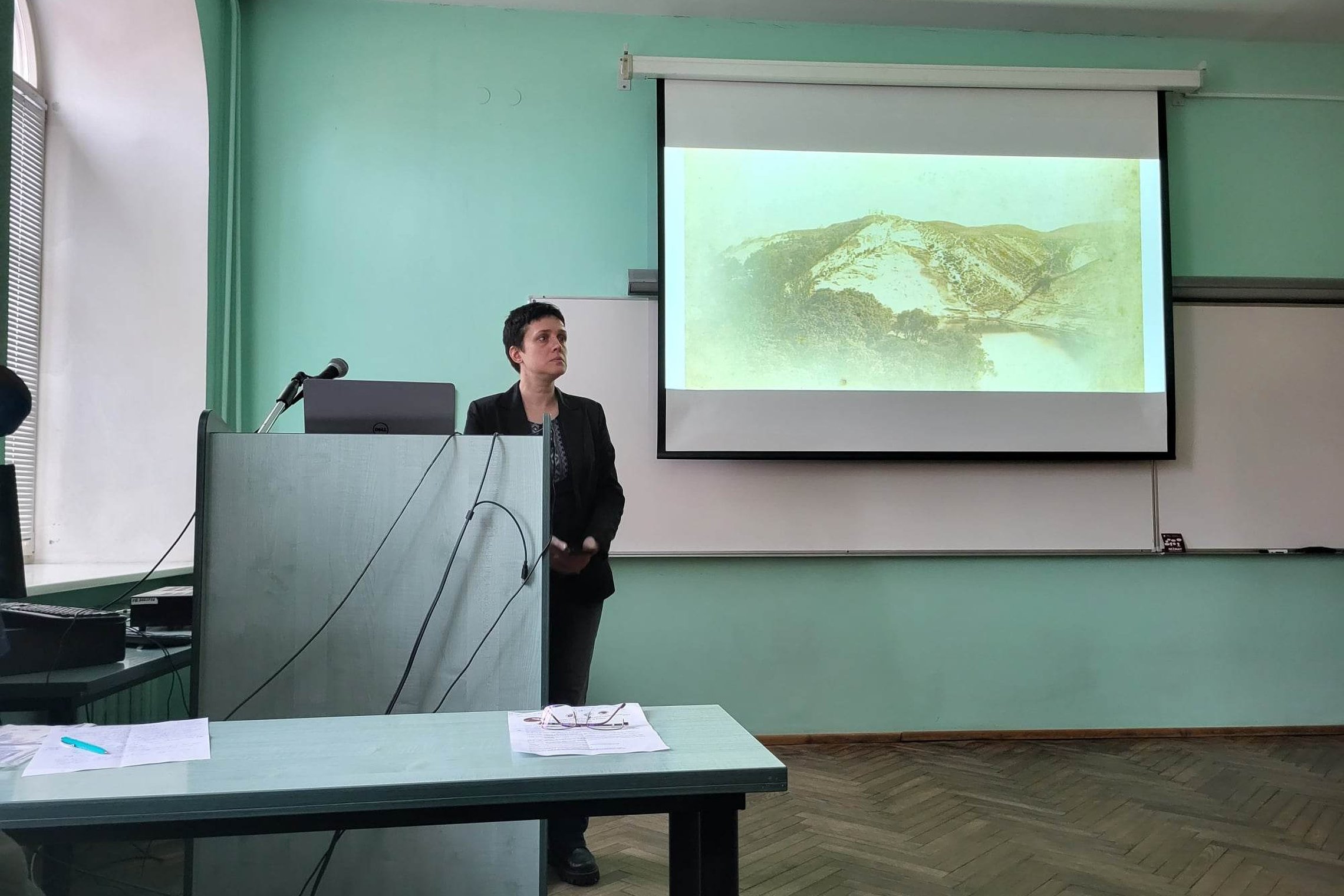 Oksana Valionienė pristato archeologinius Kreivosios pilies kasinėjimus.