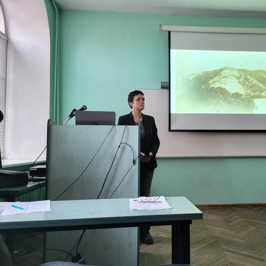 Oksana Valionienė pristato archeologinius Kreivosios pilies kasinėjimus.