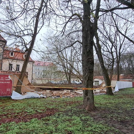 Nuvirtusi Kirdiejų rūmų tvora Sereikiškių parke iš kairės pusės.