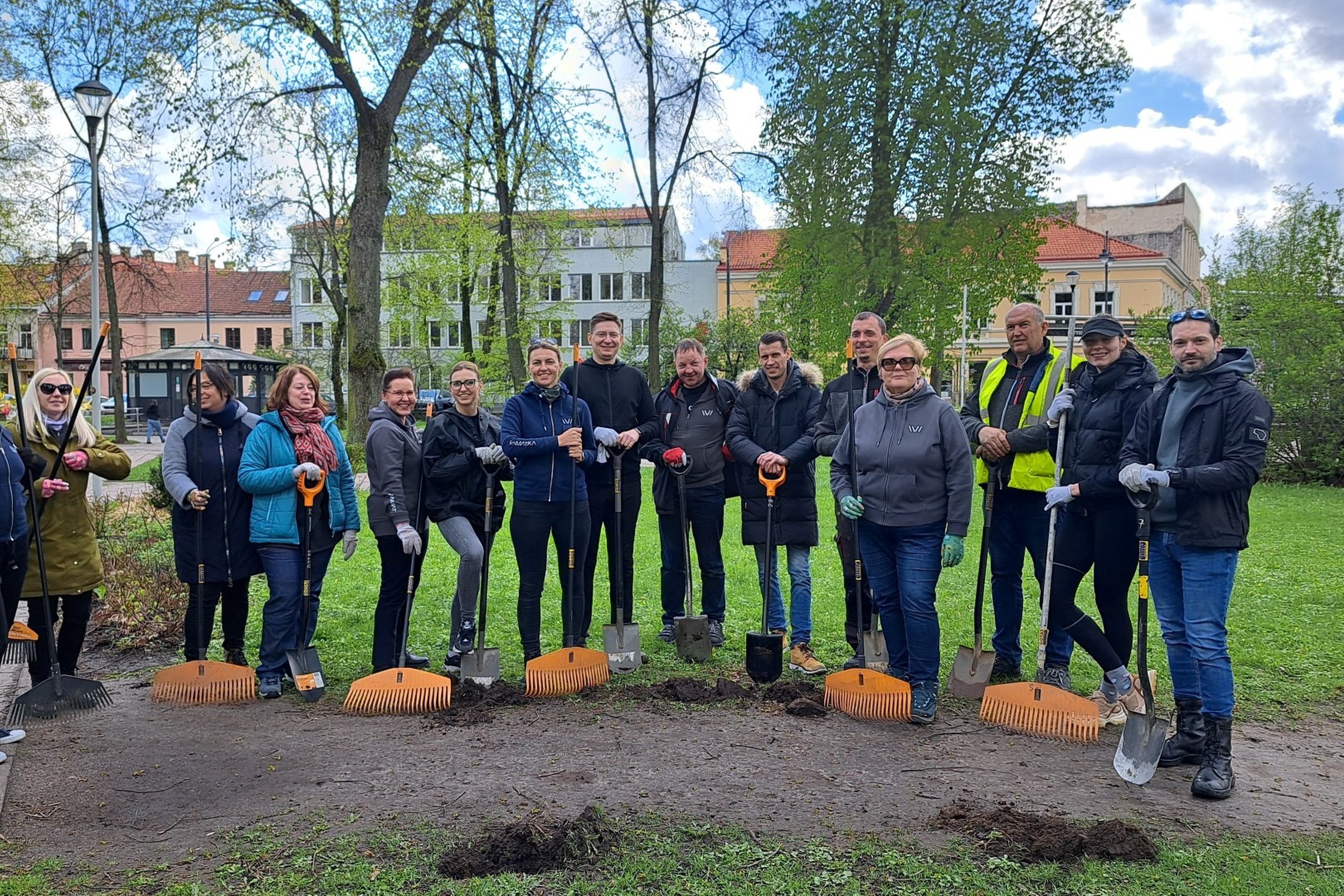 Penkiolika Viamatikos savanorių, išsirikiavusių su grėbliais ir kastuvais Sereikiškių parke.