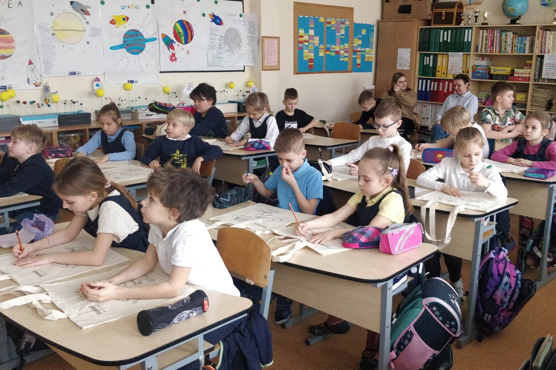 Vilniaus Maironio progimnazijos pradinukai sėdi klasėje ir klausosi pasakojimų apie Vilniaus pilis Pasaulio pažinimo pamokoje.