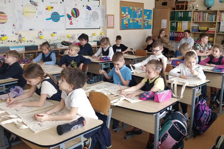 Vilniaus Maironio progimnazijos pradinukai sėdi klasėje ir klausosi pasakojimų apie Vilniaus pilis Pasaulio pažinimo pamokoje.