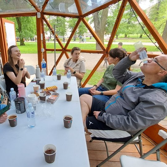 Savanoriai poilsiauja ir šnekučiuojasi Vilniaus pilių kupole.