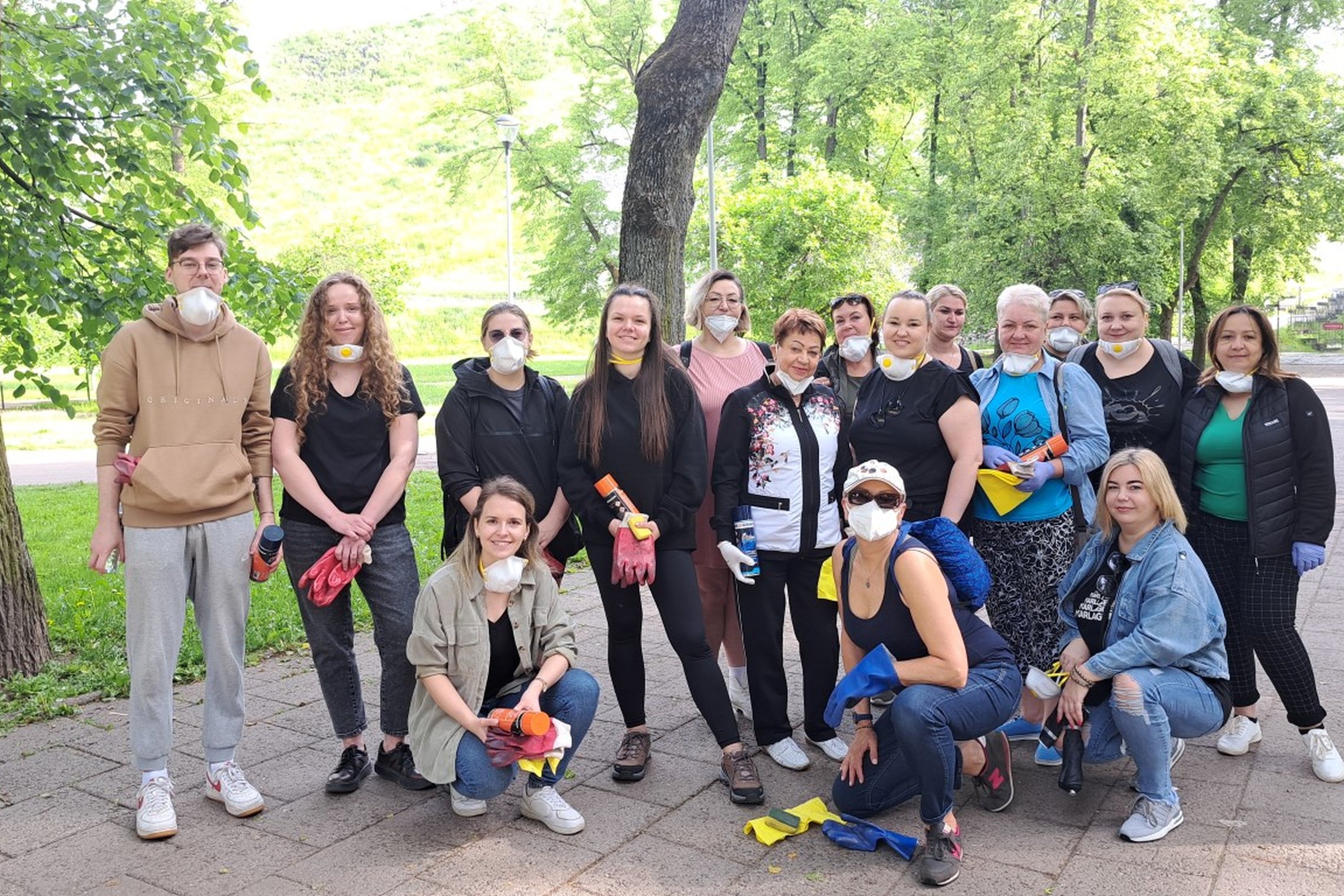 Šešiolika savanorių, apsišarvavusių valymo ir apsaugos priemonėmis, sustojo Sereikiškių parke.