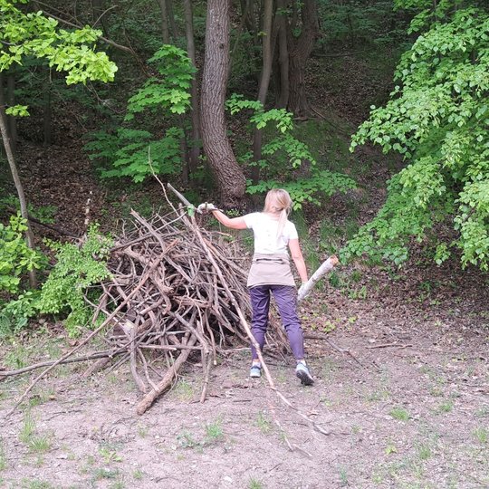 Savanorė meta šakas į bendrą krūvą kalno papėdėje.