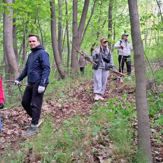 Savanoriai stovi ant Bekešo kalno su šakomis rankose.
