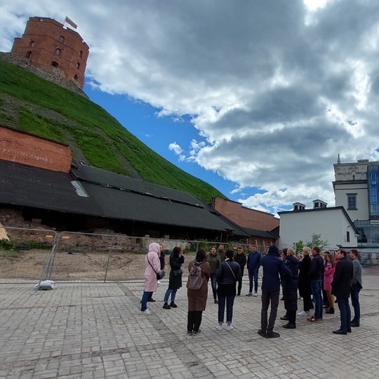 Ekskursijos dalyviai Gedimino pilies kalno papėdėje.