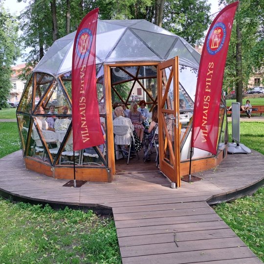 Vilniaus pilių kupole vyksta paskaita. Fotografuota iš lauko.