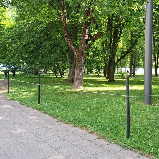 Įrengta apsauga prie išminto tako Gedimino kalno papėdėje. Masyvūs kuolai ir virvė, per kuriuos pražengti sunku.