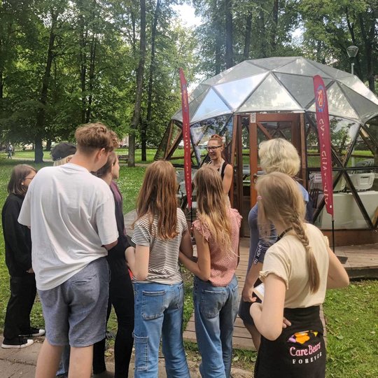 Keramikė pasitinka žmones prie Vilniaus pilių kupolo.