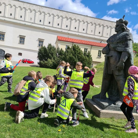 Mokiniai prie Nacionalinio muziejaus kieme esančio Vytauto paminklo.