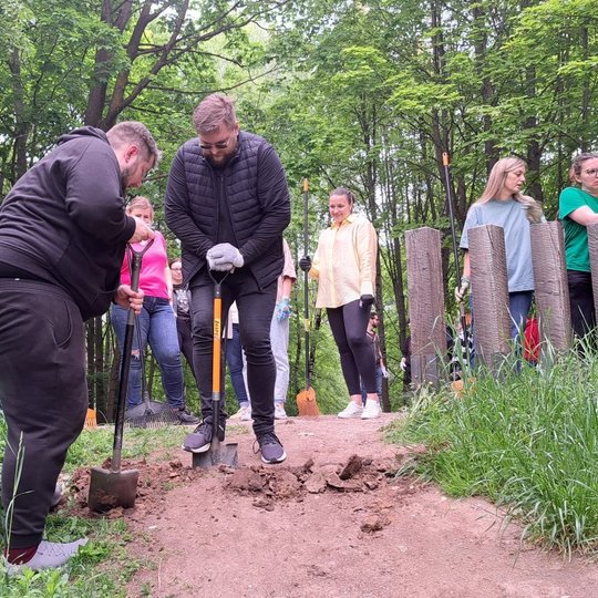 Du pirmieji savanoriai ima purenti išmintą taką - sukasa žemę kastuvais.