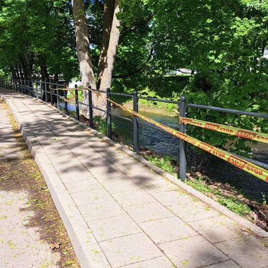 Šiai dienai naujo atitvaro vietoje jau demontuotas senasis. Riba, kur baigiasi naujo atitvaro įrengimo darbai, apjuosta stop juosta.