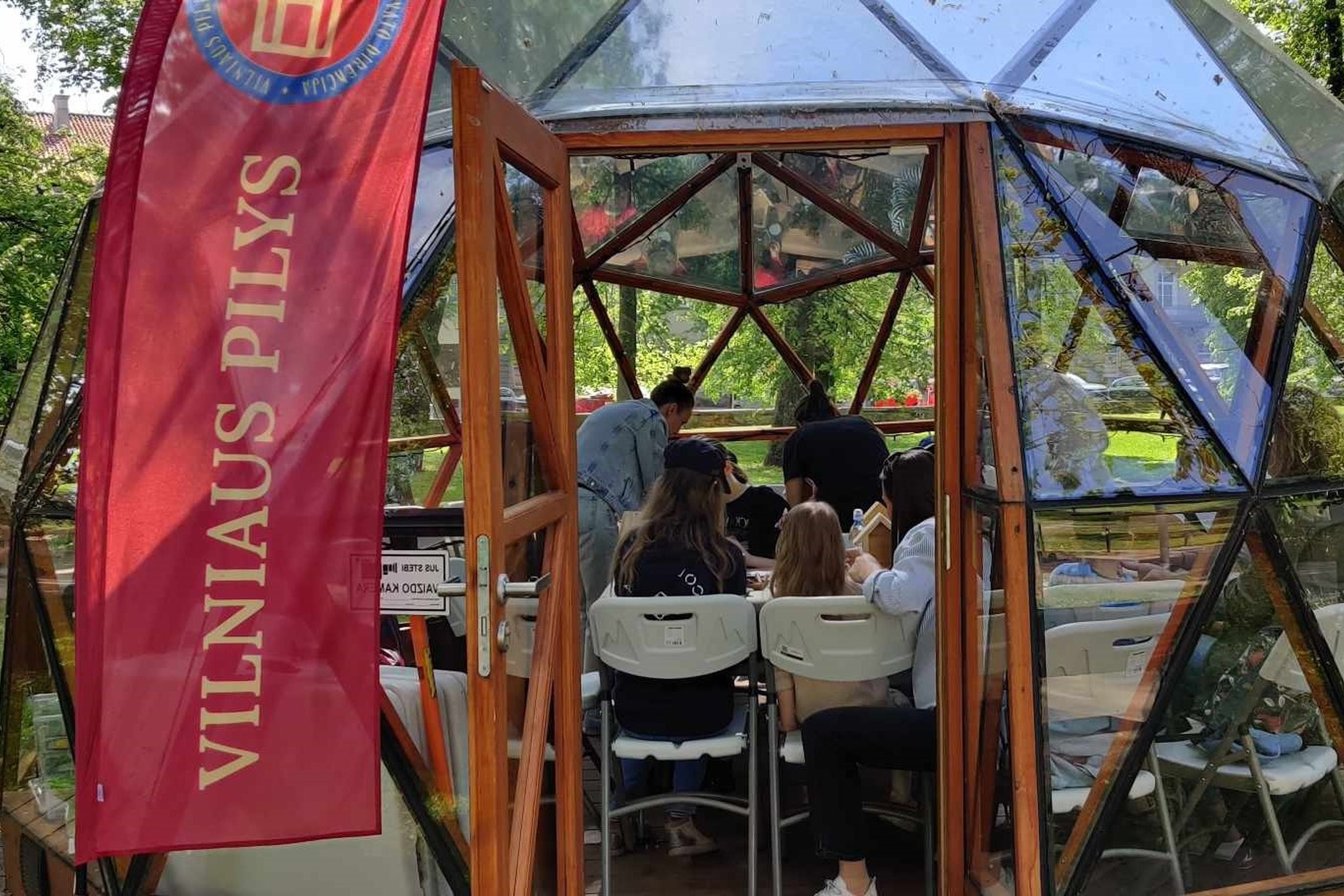 Vilniaus pilių kupole vyksta veiksmas, tai matosi per kupolo duris, tarp raudonų vėliavų.