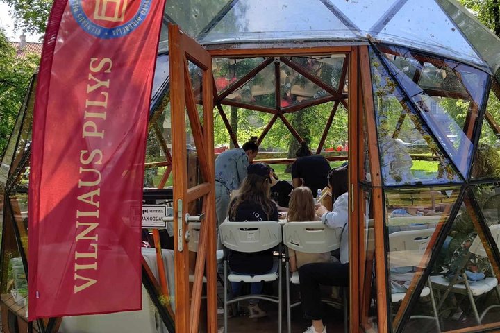 Vilniaus pilių kupole vyksta veiksmas, tai matosi per kupolo duris, tarp raudonų vėliavų.