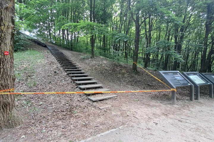Stalo kalno mediniai laiptai, aptverti stop juosta. Fotografuoti nuo Kalnų parko takelio.