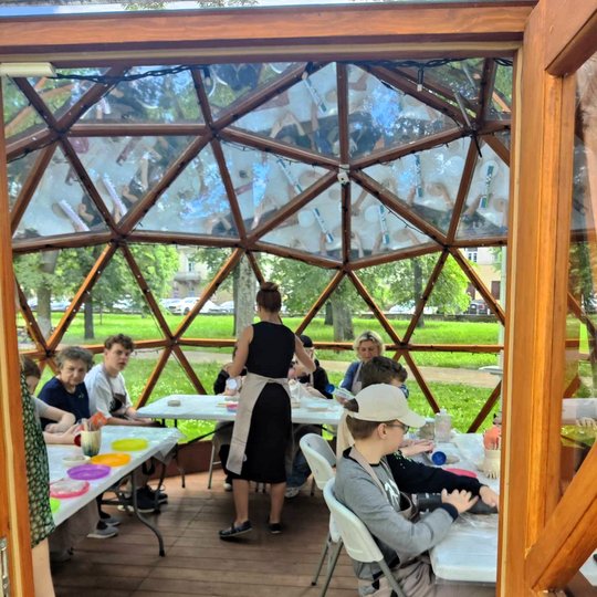Pro kupolo duris padaryta nuotrauka, kaip vyksta keramikos edukacija.