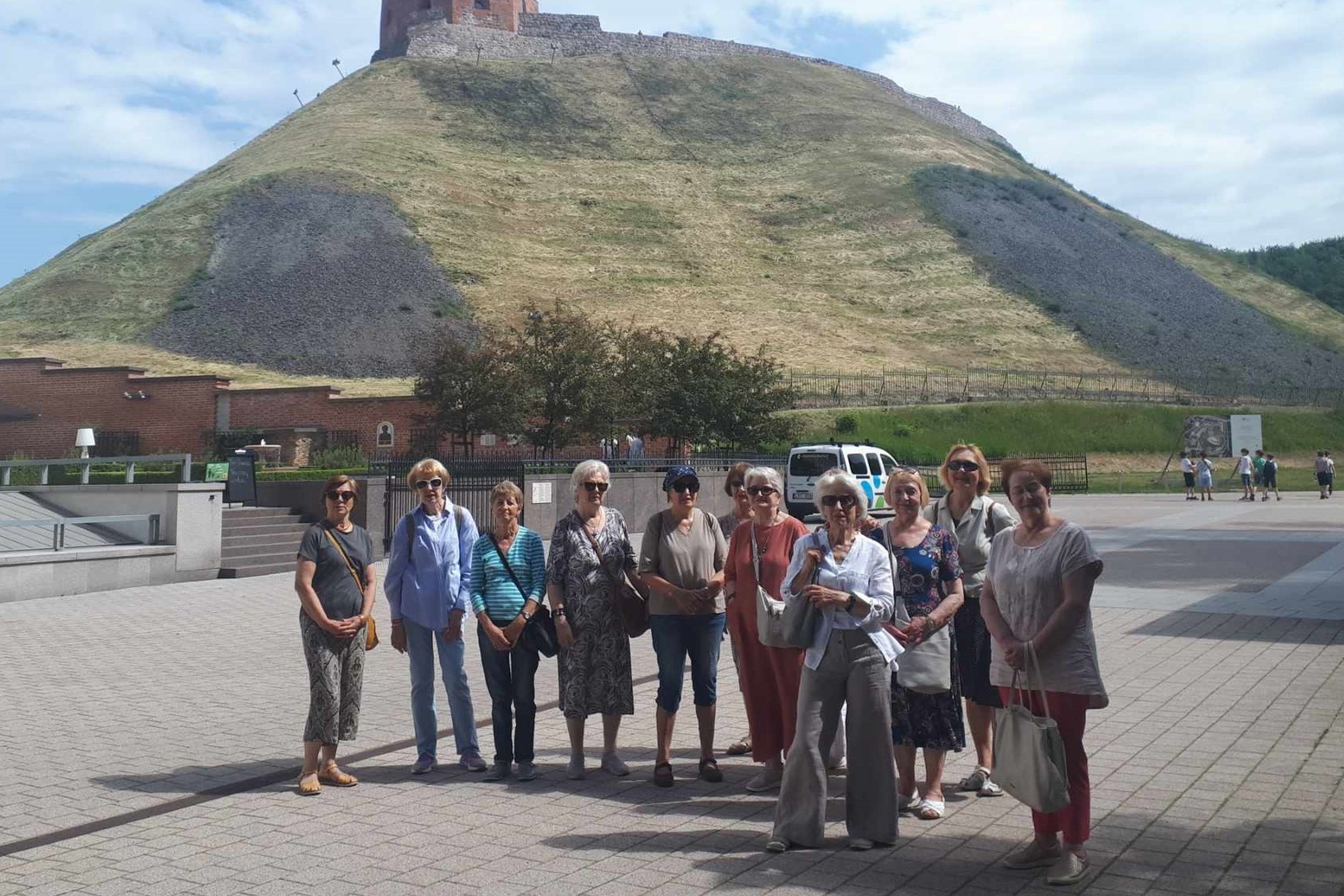 Ekskursijos dalyviai Sereikiškių parke, prie Gedimino pilies kalno.