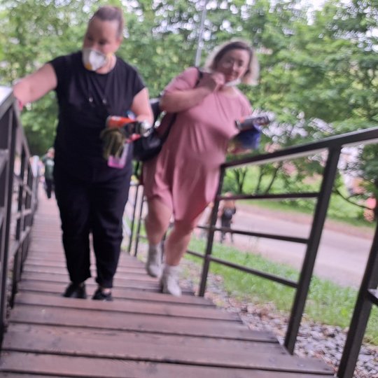 Valomi Trijų Kryžių kalno laiptų turėklai. Fone matosi pora savanorių.