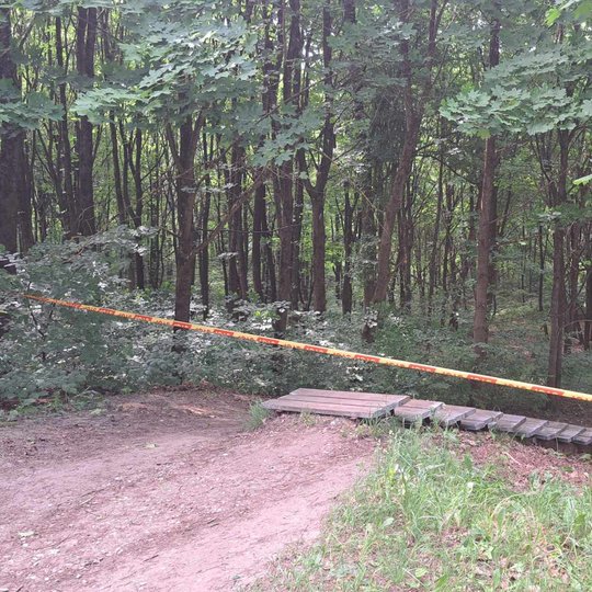 Stalo kalno laiptai, aptverti stop juosta. Fotografuota nuo Stalo kalno.