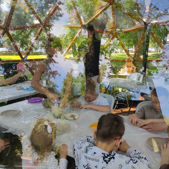 Molio lipdymo edukacija fotografuota iš kupolo išorės, per langą.