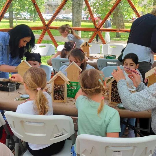 Vaikai su mamomis gamina inkilėlius Vilniaus pilių kupole.