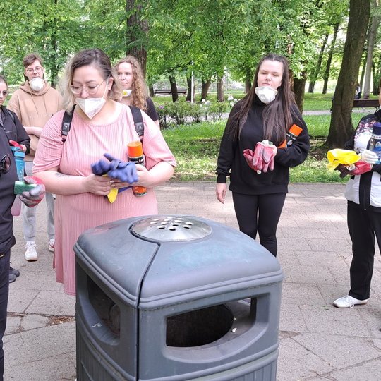 Savanorės pabando valyti pirmąjį graffiti tagą nuo Sereikiškių parko šiukšliadėžės.