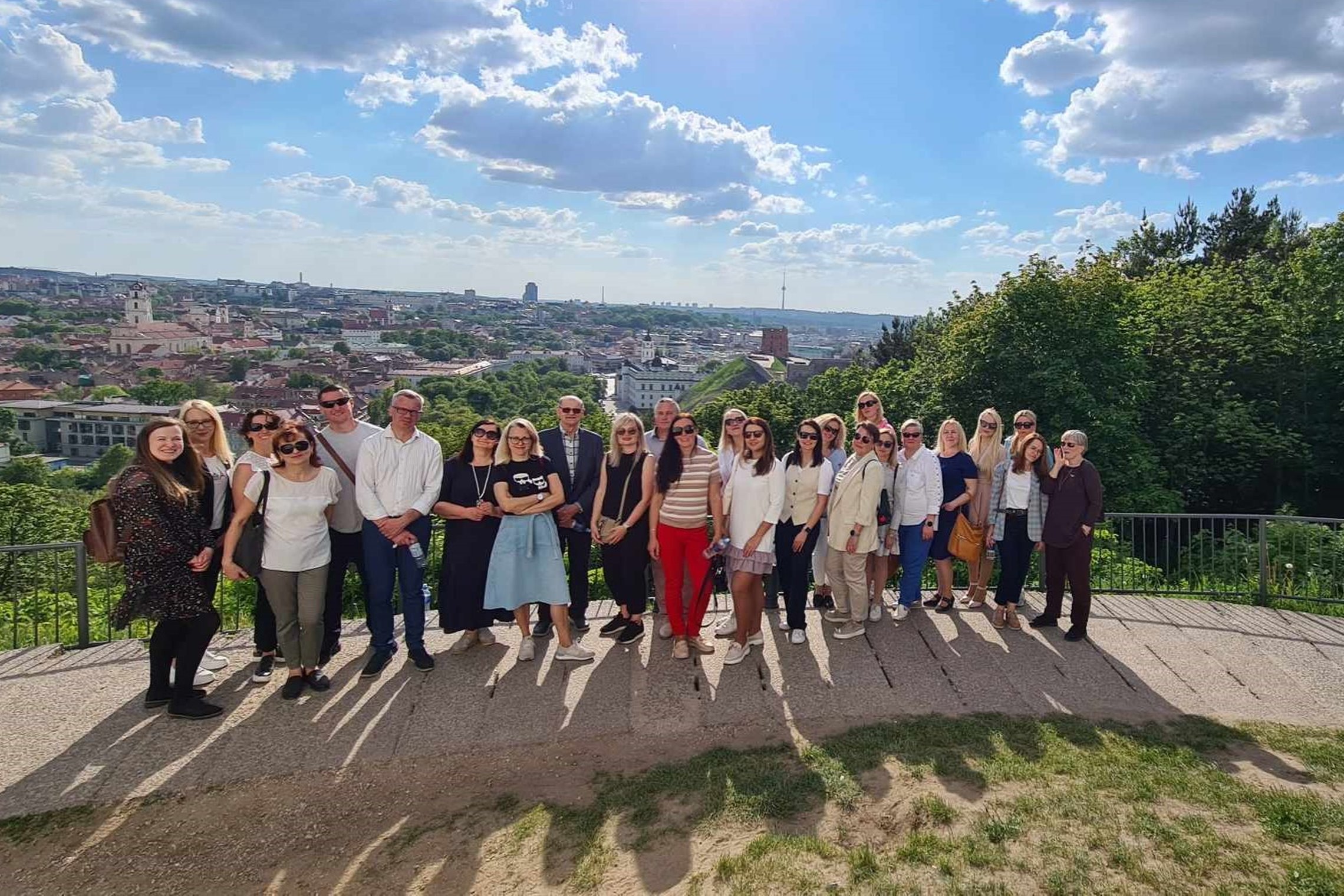 Ekskursijos grupė ant Trijų Kryžių kalno apžvalgos aikštelės.