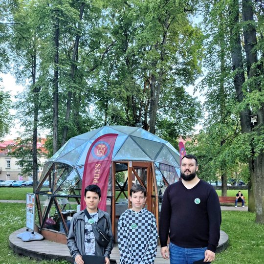 Trys geriausi šachmatų žaidėjai - du berniukai ir vienas vyras.