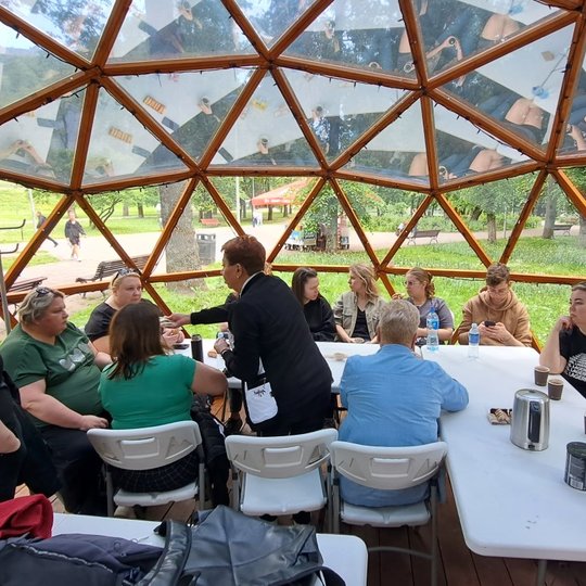 Savanoriai vaišinasi prie stalo Vilniaus pilių kupole.
