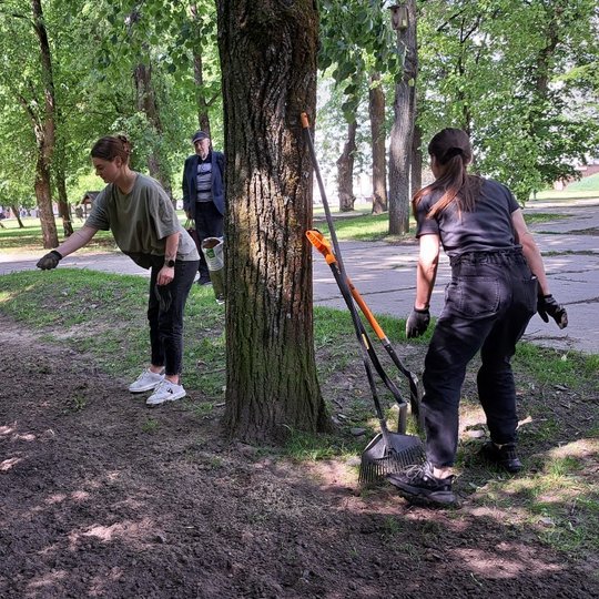 Besėjant veją merginoms kompaniją palaikė garbaus amžiaus praeivis. Jis gyrė merginas už gerą darbą.