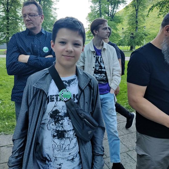 Nuotraukoje besišypsantis berniukas.