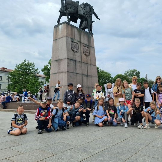 Visa trečiokų grupė Katedros aikštėje, prie Gedimino paminklo.
