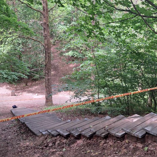 Stalo kalno laiptai, aptverti stop juosta. Fotografuota nuo Stalo kalno.