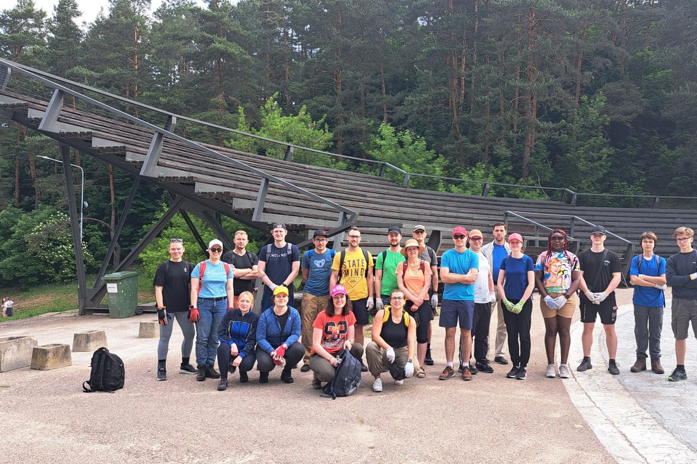 dvidešimt dviejų savanorių grupė Kalnų parko estradoje. Visi pasiruošę darbui.