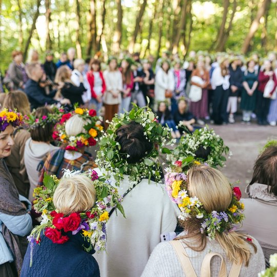 Didelis ratas žmonių prie Trijų Kryžių kalno aukuro.