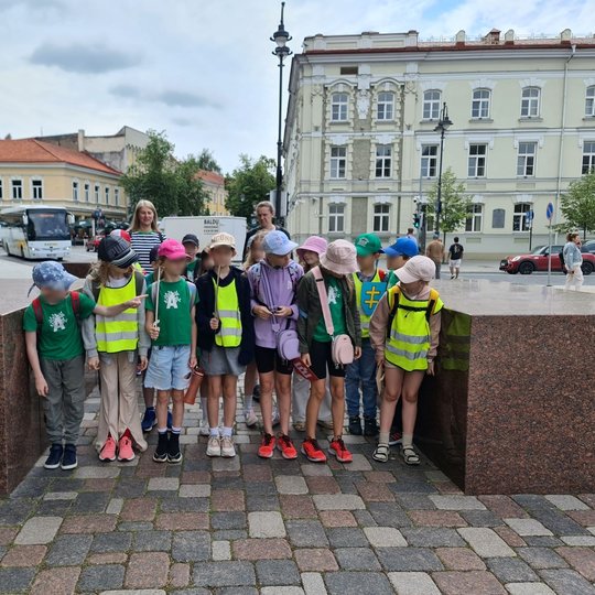Vaikai sustoję prie buvusių pilies miesto vartų Katedros aikštėje.