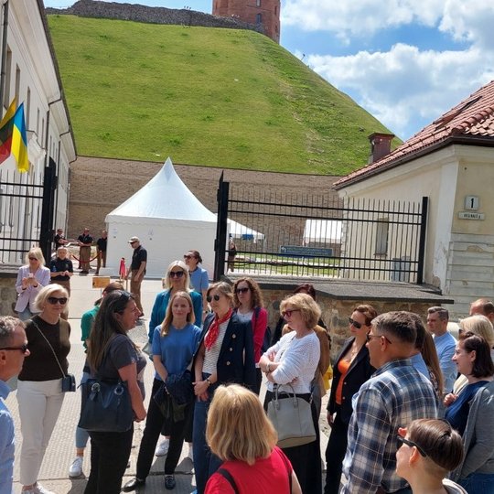 Ekskursija tęsiasi prie Nacionalinio muziejaus vartų.