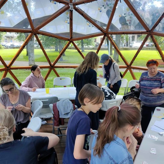Vilniaus pilių kupole vyksta emalio dažymo edukacija. Šurmulys.