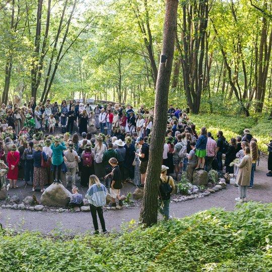 Didelis ratas žmonių prie Trijų Kryžių kalno aukuro.