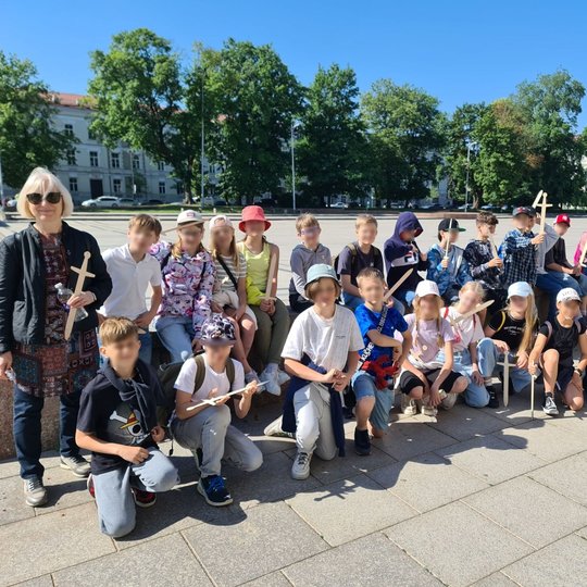 Mokinių grupė dvejomis eilėmis sustojusi Katedros aikštėje.
