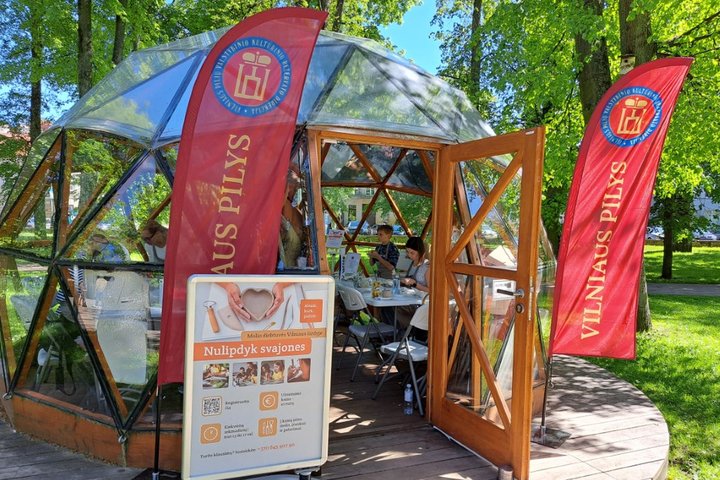 Vilniaus pilių kupolas atidarytomis durimis, viduje jau vyksta molio lipdymo užsiėmimas.