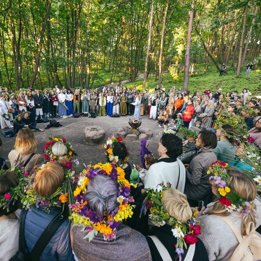 Didelis ratas žmonių prie Trijų Kryžių kalno aukuro.