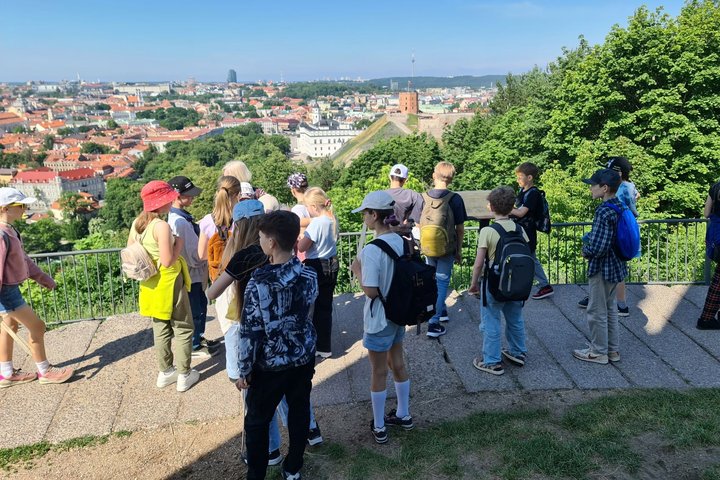 Daug mokinių vaikšto Trijų kryžių kalno apžvalgos aikštelėje.