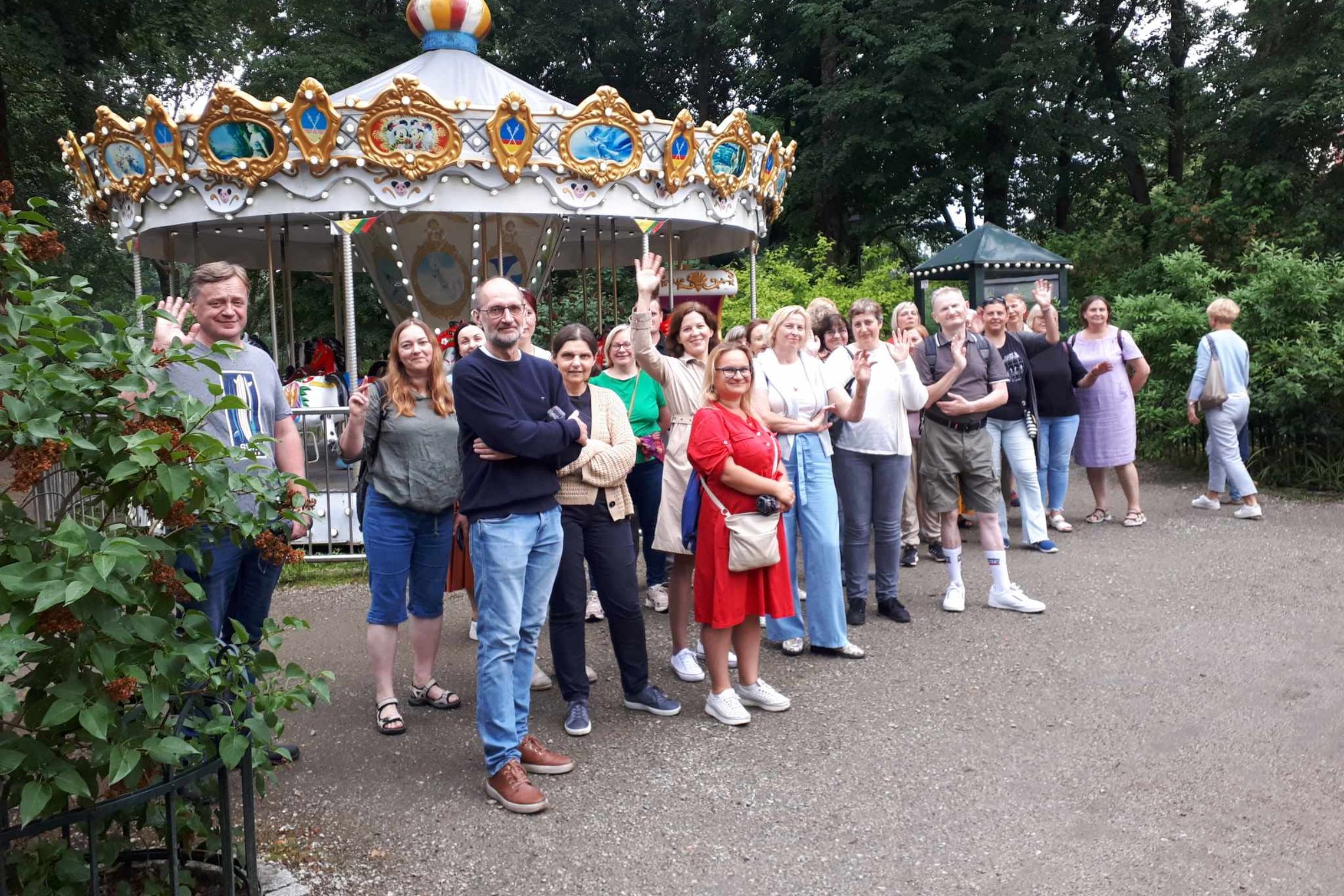 Ekskursijos dalyviai sustoję į vieną grupę prie Bernardinų sodo karuselės.