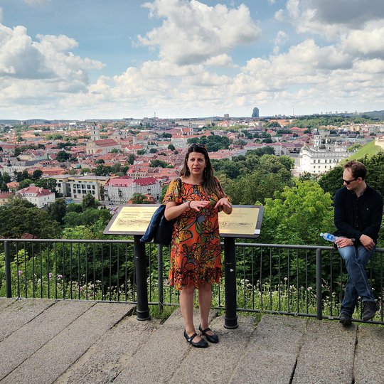 Gidė ir vienas ekskursantas ant Trijų Kryžių kalno apžvalgos aikštelės.