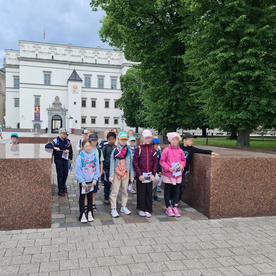 Bendra nuotrauka Katedros aikštėje, prie raudonų granito plokščių.
